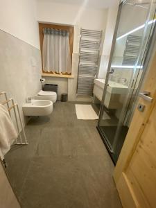 Koupelna v ubytování The Wooden House + 23 fotografií