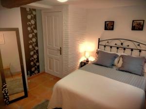 sypialnia z dużym łóżkiem i lustrem w obiekcie Casa Rural La Peña en Unquera (Cantabria) w mieście Unquera