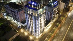 una vista aérea de un edificio con luces encendidas en Magnificent apartment in NRG Oybek, en Yakkasaray