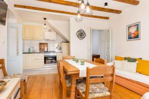 Køkken eller tekøkken på Holiday home in Vrbnik - Insel Krk 36717 + 14 billeder