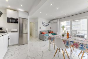 een keuken en een woonkamer met een tafel en stoelen bij Blaumar 6 G Roses - Immo Barneda in Roses