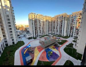 Ο χώρος παιχνιδιού για παιδιά στο Ultra comfort apartment in NRG Oybek