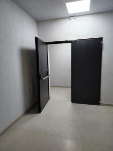 eine offene Tür in einem Zimmer mit Fliesenboden in der Unterkunft Tsereteli flatt 7 in Tbilisi City