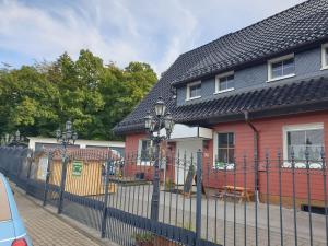 een zwart hek voor een huis bij FeWo Herbst in der Villa Waldrand mit Luxus Bad in Bad Wünnenberg