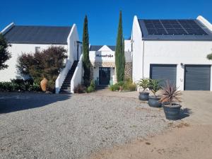 una casa con paneles solares en el techo en Manatoka Unit 1, en Jacobs Bay