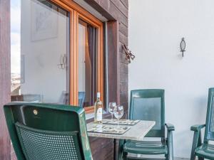 een tafel met 2 stoelen en een fles wijn bij Apartment Anemone 9 by Interhome in Nendaz