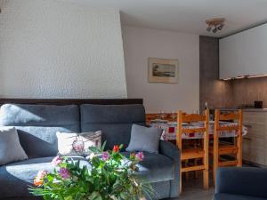 un salon avec un canapé et une salle à manger dans l'établissement Apartment Derborence 25 by Interhome, à Nendaz