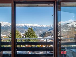 una vista desde la ventana de una montaña en Apartment Panoramic B1 by Interhome, en Nendaz