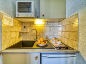 Kuchyň nebo kuchyňský kout v ubytování Apartment Cime de Caron 2204 by Interhome