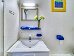 Koupelna v ubytování Apartment Cime de Caron 2204 by Interhome