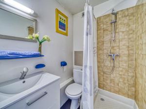 Koupelna v ubytování Apartment Cime de Caron 2204 by Interhome