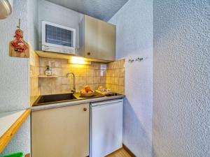 Kuchyň nebo kuchyňský kout v ubytování Apartment Cime de Caron 2204 by Interhome