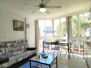 sala de estar con sofá y mesa en Apartment Turia Playa by Interhome, en Benidorm