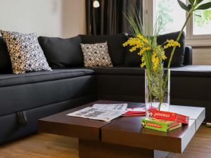 salon z kanapą i stołem z wazą w obiekcie Apartment Allod-Park-15 by Interhome w Davos