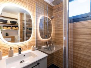 A bathroom at Apartment Le Bollin - Val Claret-4 by Interhome