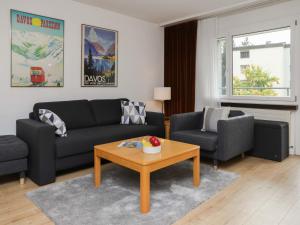 達沃斯的住宿－Apartment Allod-Park-43 by Interhome，带沙发和咖啡桌的客厅