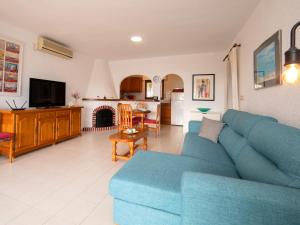 Casas de TorratにあるHoliday Home Mara by Interhomeのリビングルーム(青いソファ付)、キッチン