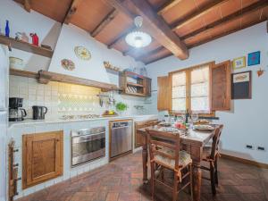 Kuchyň nebo kuchyňský kout v ubytování Holiday Home L'Aia by Interhome