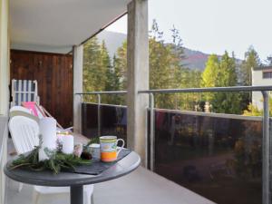 - une table sur un balcon avec une tasse de café dans l'établissement Apartment Allod-Park-49 by Interhome, à Davos