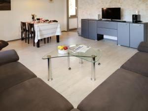 - un salon avec un canapé et une table dans l'établissement Apartment Allod-Park-49 by Interhome, à Davos