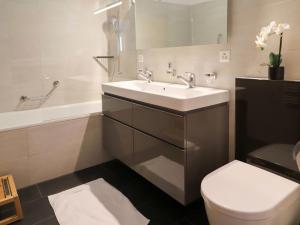 Koupelna v ubytování Apartment Attika Wohnung Allod Park Haus C 807 by Interhome