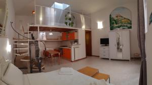 ローマにあるTermini Loftのキッチン、ダイニングルームが備わります。