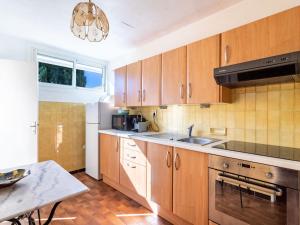 Kuchyň nebo kuchyňský kout v ubytování Apartment Les Cyclades-8 by Interhome