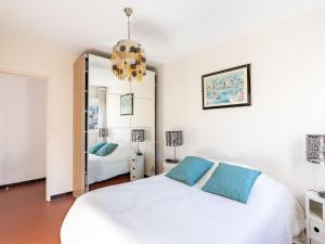 ル・ラヴァンドゥーにあるApartment Les Cyclades-8 by Interhomeのベッドルーム(白いベッド1台、鏡付)