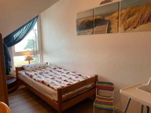 ein kleines Schlafzimmer mit einem Bett und einem Fenster in der Unterkunft Apartment Blaumuschel - LUB101 by Interhome in Lubmin