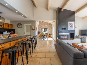 - une cuisine et un salon avec un canapé et un bar dans l'établissement Holiday Home Côté Sud - BZS165 by Interhome, à Corneilhan