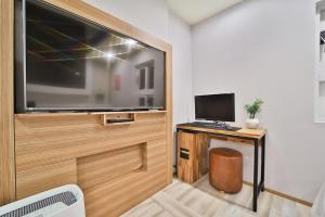 En tv och/eller ett underhållningssystem på Evian Hotel