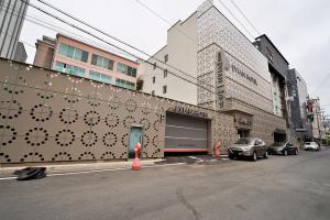 un edificio con un motivo sul lato di una strada di Evian Hotel a Gyeongsan