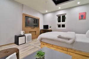 una camera con letto e TV a schermo piatto di Evian Hotel a Gyeongsan