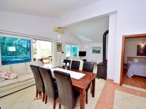 Posedenie v ubytovaní Holiday Home Markic by Interhome