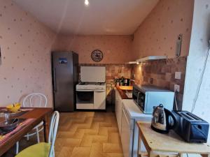 małą kuchnię z kuchenką i lodówką w obiekcie Holiday Home La Grève by Interhome w mieście Cherrueix