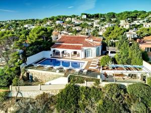Bazén v ubytování Villa Villa Terrace sur Mer by Interhome nebo v jeho okolí