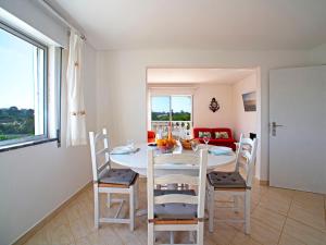 een witte eetkamer met een witte tafel en stoelen bij Apartment Quinta Girassol-6 by Interhome in Loulé