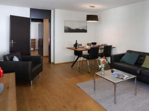 uma sala de estar com um sofá e uma mesa em Apartment Allod Park Haus C 707 by Interhome em Davos