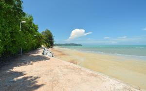 une plage de sable avec des arbres et l'océan dans l'établissement Senorita Sea View At Ocean View Resort, à Port Dickson