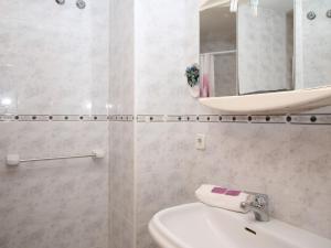 Koupelna v ubytování Apartment Celio I by Interhome