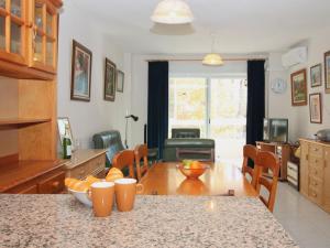 cocina y comedor con mesa y sillas en Apartment Celio I by Interhome, en Albir