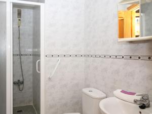 Koupelna v ubytování Apartment Celio I by Interhome
