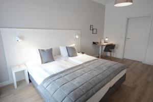 Un pat sau paturi într-o cameră la Hotel Kühl