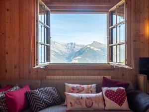 Nespecifikovaný výhled na hory nebo výhled na hory při pohledu z chaty