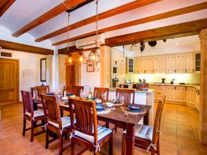 een keuken en eetkamer met een houten tafel en stoelen bij Villa Lantana by Interhome in Jávea