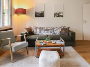 ein Wohnzimmer mit einem Sofa und einem Tisch in der Unterkunft Apartment Allod Park Haus C 202 by Interhome in Davos