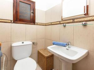 A bathroom at Apartment Gregal by Interhome