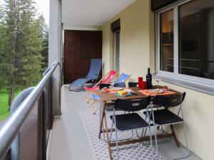 einen Balkon mit einem Tisch und Stühlen darauf in der Unterkunft Apartment Allod Park Haus C 202 by Interhome in Davos