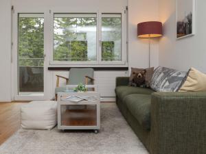 ein Wohnzimmer mit einem Sofa und einem Tisch in der Unterkunft Apartment Allod Park Haus C 202 by Interhome in Davos