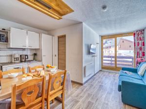 uma cozinha e sala de estar com uma mesa e uma sala de jantar em Apartment Altineige-4 by Interhome em Val Thorens